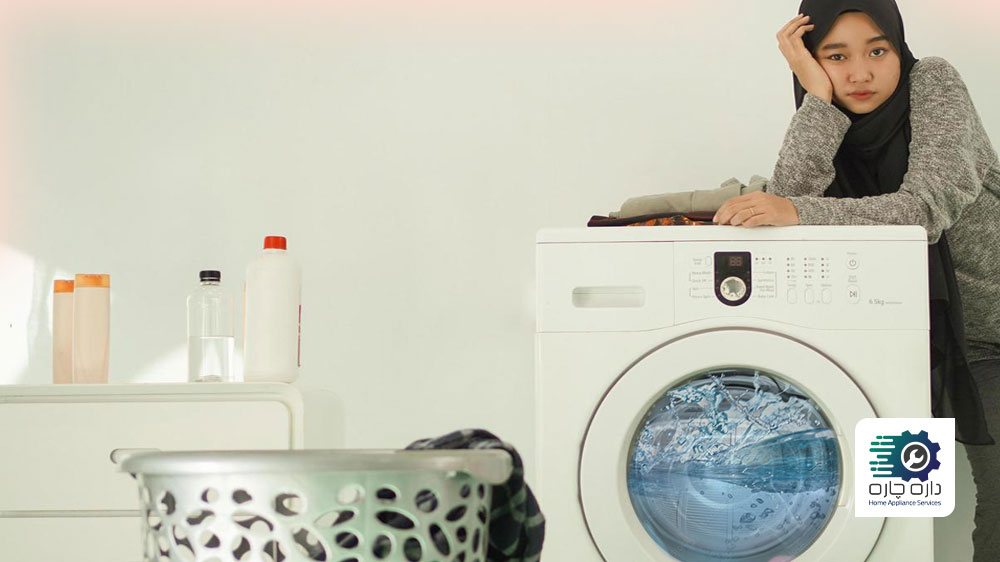 یک نفر به دلیل طول کشیدن زمان پر شدن آب در ماشین لباسشویی هایر خسته شده است