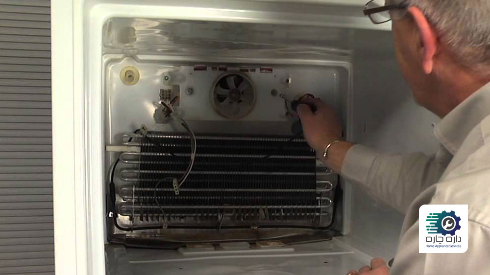 یک نفر در حال تعویض موتور فن اواپراتور یخچال فریزر گگنو