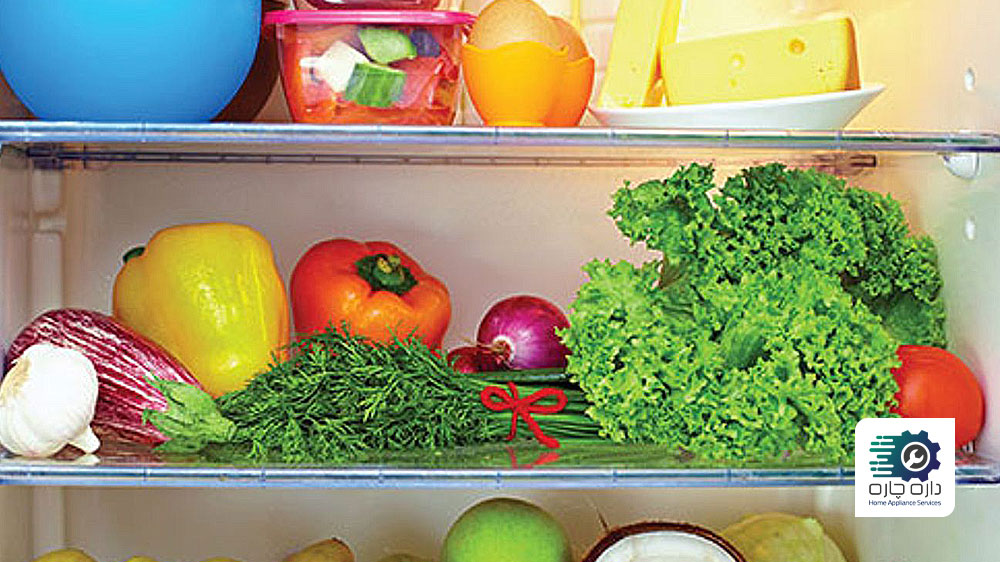 مقداری سبزیجات درون یخچال فریزر هیتاچی بدون درپوش قرار داده شده