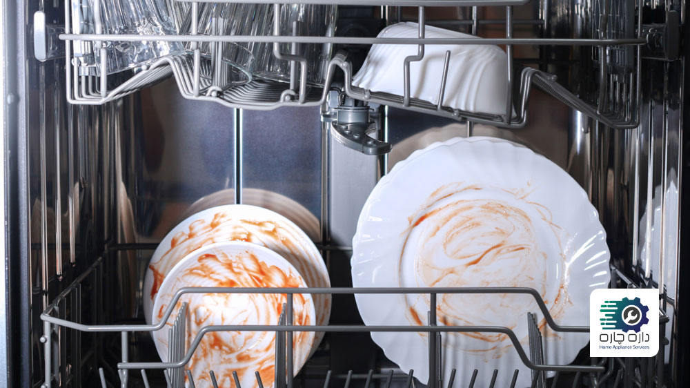 ظروف کثیف درون ماشین ظرفشویی گگنو قرار دارند
