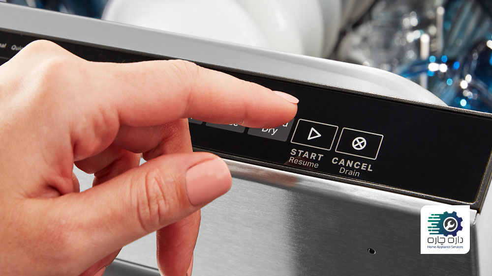 یک نفر در حال فشار دادن دکمه های ماشین ظرفشویی گگنو