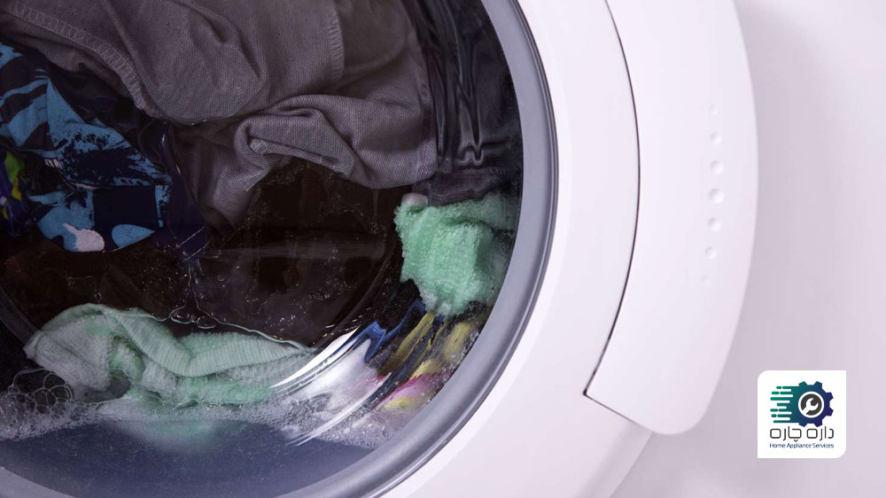 لباس ها درون ماشین لباسشویی گگنو خیس مانده اند