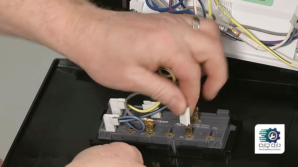 یک نفر در حال نصب اتصالات پنل دیسپنسر یخچال فریزر ساید ویرپول