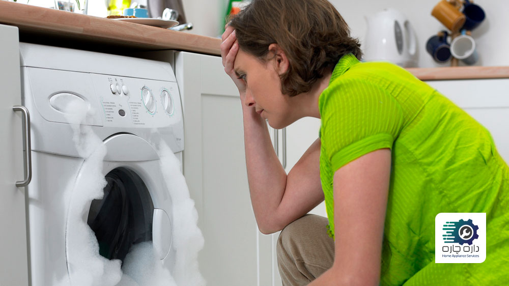 ماشین لباسشویی سامسونگ بیش از حد از آب پر شده و یک نفر ناراحت به دستگاه نگاه می کند