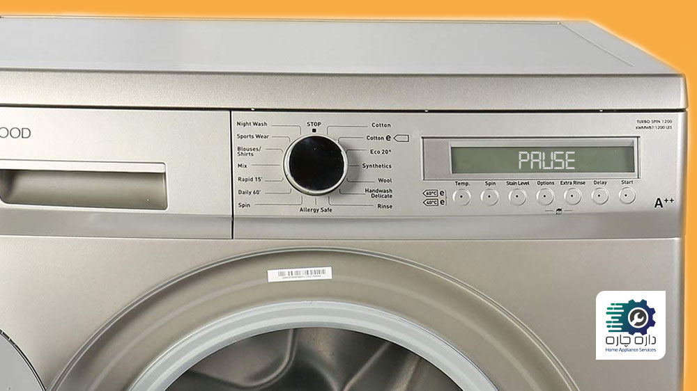 برنامه شستشوی ماشین لباسشویی کنوود در موقعیت “Pause” قرار دارد.
