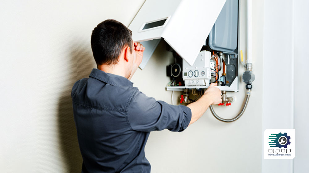 یک نفر در حال باز کردن پنل پکیج آب گرمکن برای انجام تعمیرات
