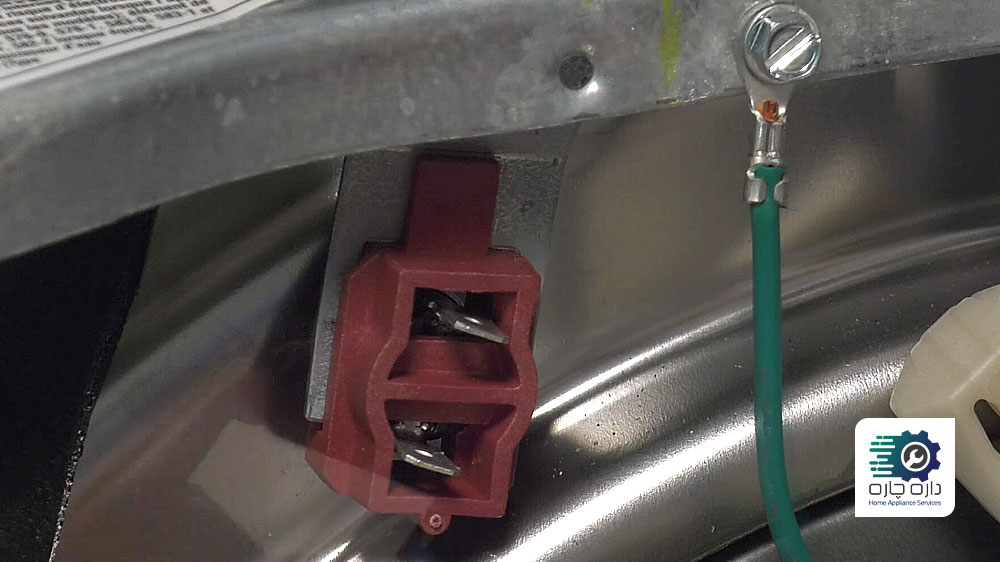 نگهدارنده ترموسوئیچ ماشین ظرفشویی ویرپول روی براکت فلزی نصب شده