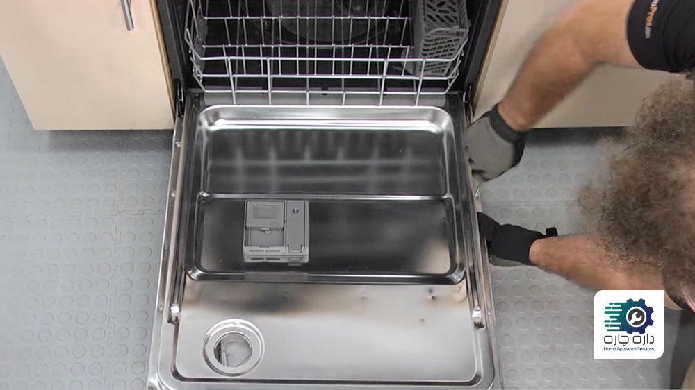 شخصی در حال بستن پیچ های داخلی درب ماشین ظرفشویی ویرپول