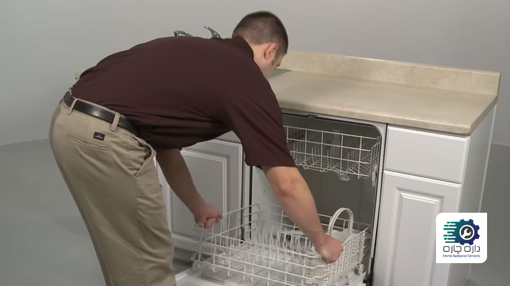شخصی در حال جاگذاری قفسه پایینی ماشین ظرفشویی فریجیدر
