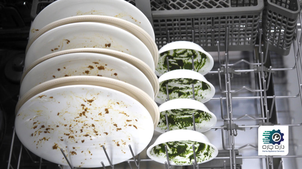مواد غذایی خشک شده و روی ظروف درون ماشین ظرفشویی چسبیده است.