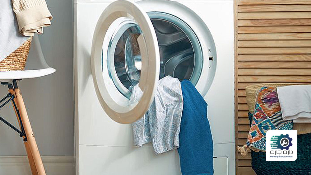 لباس های کمی در ماشین لباسشویی قرار گرفته است