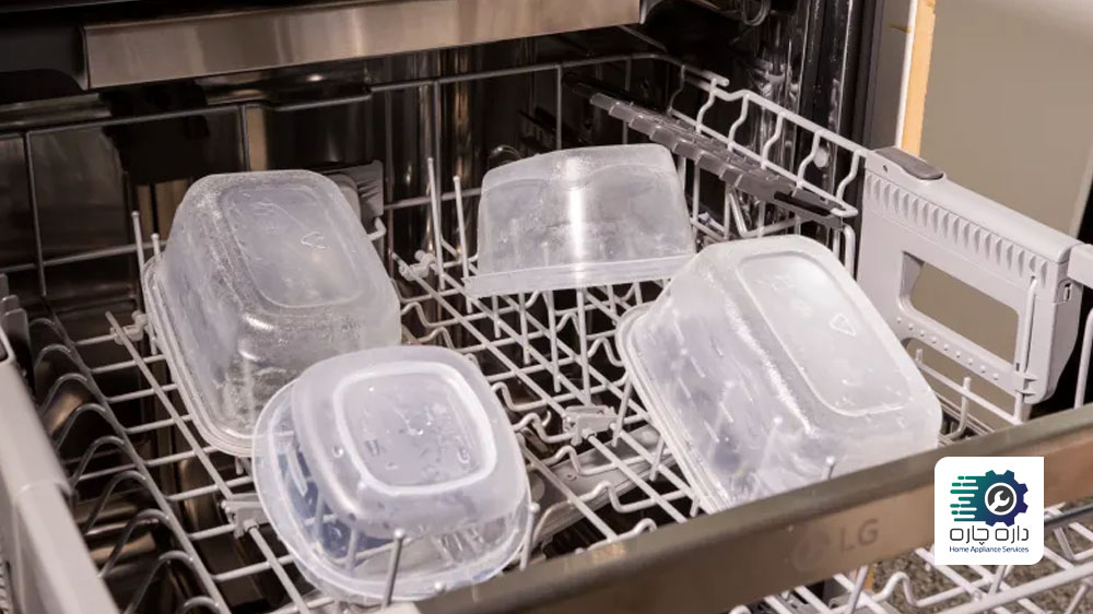 ظروف پلاستیکی در ماشین ظرفشویی چیده شده اند.