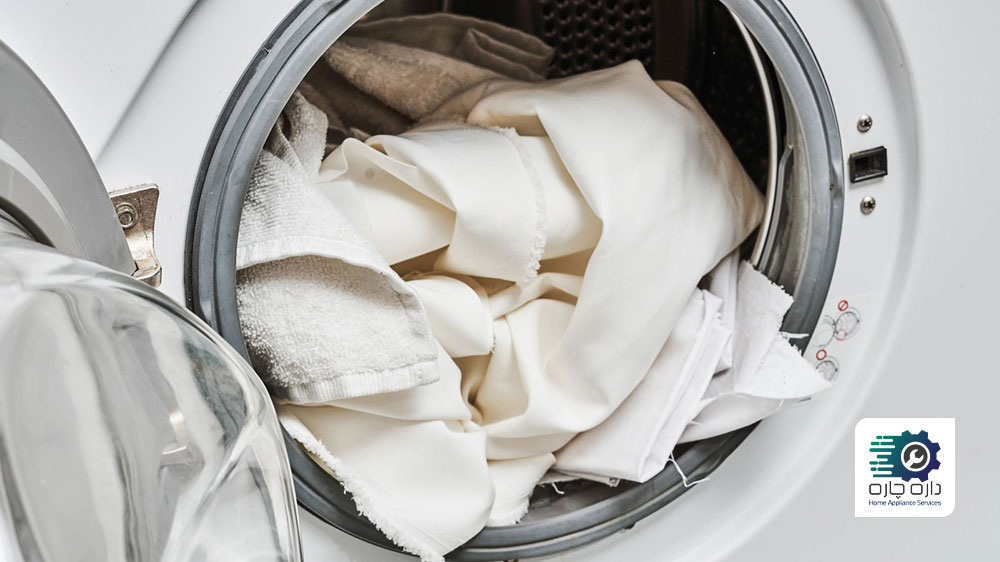 پارچه های سفید درون ماشین لباسشویی قرار گرفته اند