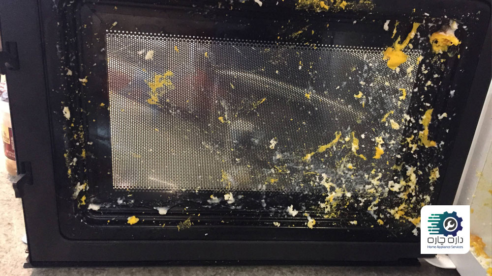 تخم مرغ در مایکروویو ترکیده و روی درب دستگاه پاشیده شده
