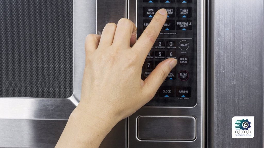 یک نفر در حال فشار دادن دکمه های مایکروفر