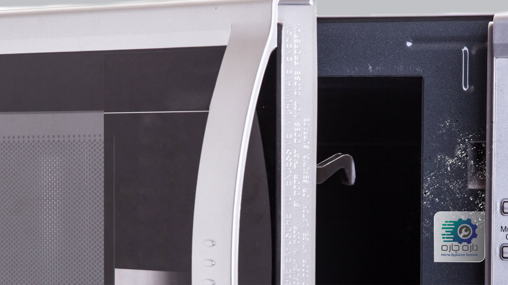 قفل درب مایکروویو کثیف است.