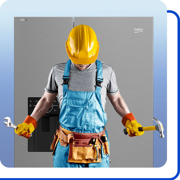 beko-repairing-side-by-side-refrigerator تعمیرکار در کنار یخچال ساید بای ساید بکو ایستاده است