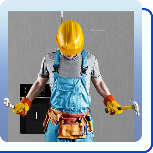 blomberg-repairing-side-by-side-refrigerator تعمیرکار در کنار یخچال ساید بای ساید بلومبرگ ایستاده است