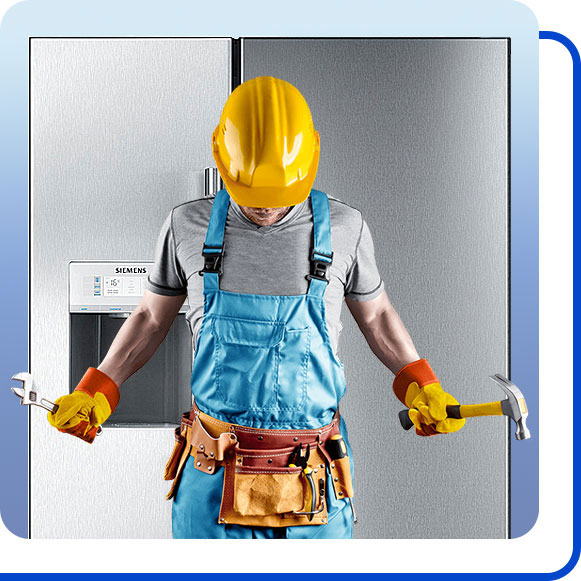 siemens-repairing-side-by-side-refrigerator تعمیرکار در کنار یخچال ساید بای ساید زیمنس ایستاده است