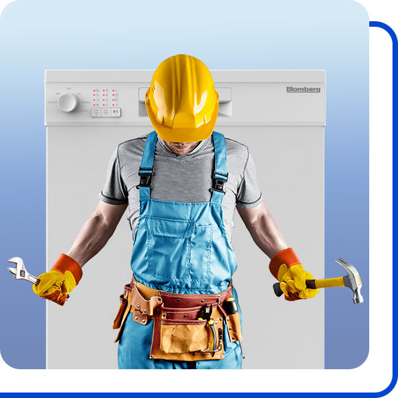 repairing-blomberg-dishwasher-machine تعمیرکار در کنار ماشین ظرفشویی بلومبرگ ایستاده است