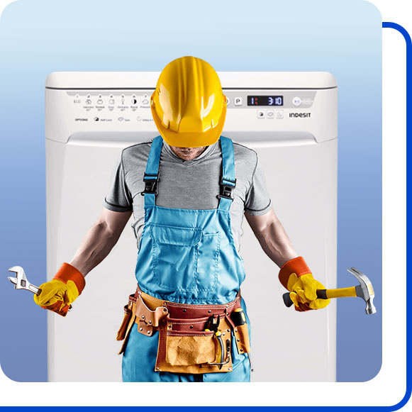 repairing-indesit-dishwasher-machine تعمیرکار در کنار ماشین ظرفشویی ایندزیت ایستاده است