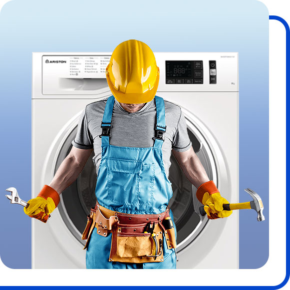repairing-ariston-washing-machine تعمیرکار در کنار ماشین لباسشویی آریستون ایستاده است