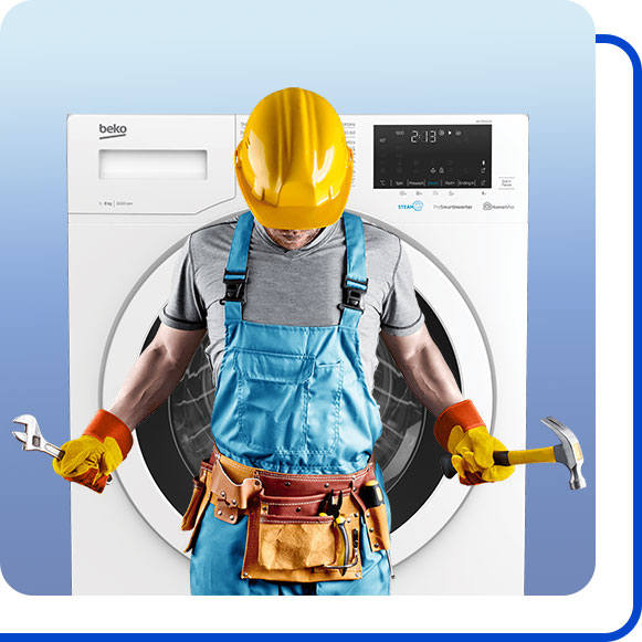 repairing-beko-washing-machine تعمیرکار در کنار ماشین لباسشویی بکو ایستاده است