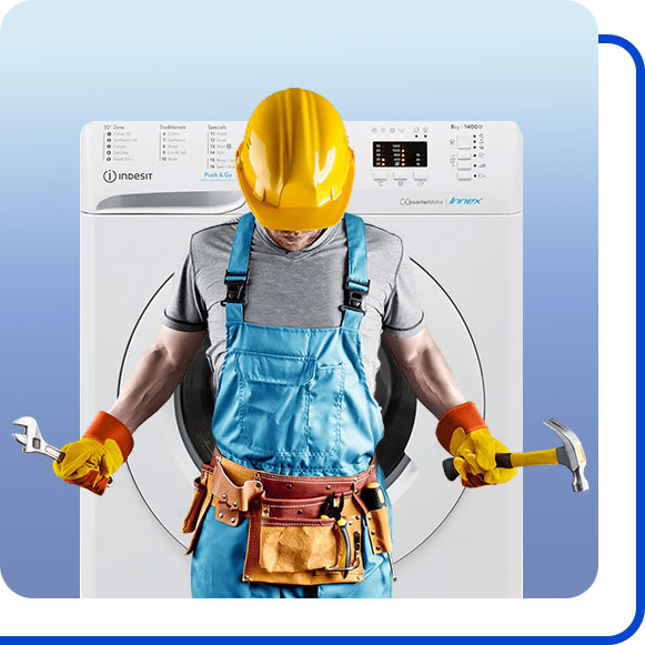repairing-indesit-washing-machine تعمیرکار در کنار ماشین لباسشویی ایندزیت ایستاده است