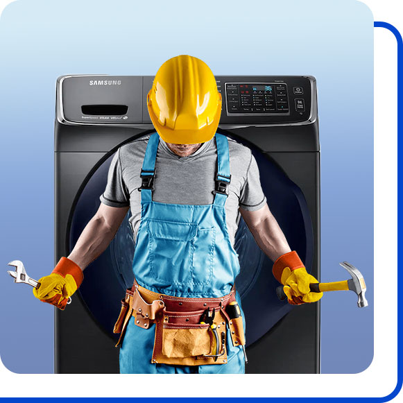 repairing-samsung-washing-machine تعمیرکار در کنار ماشین لباسشویی سامسونگ ایستاده است