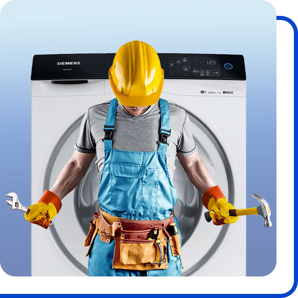 repairing-siemens-washing-machine تعمیرکار در کنار ماشین لباسشویی زیمنس ایستاده است