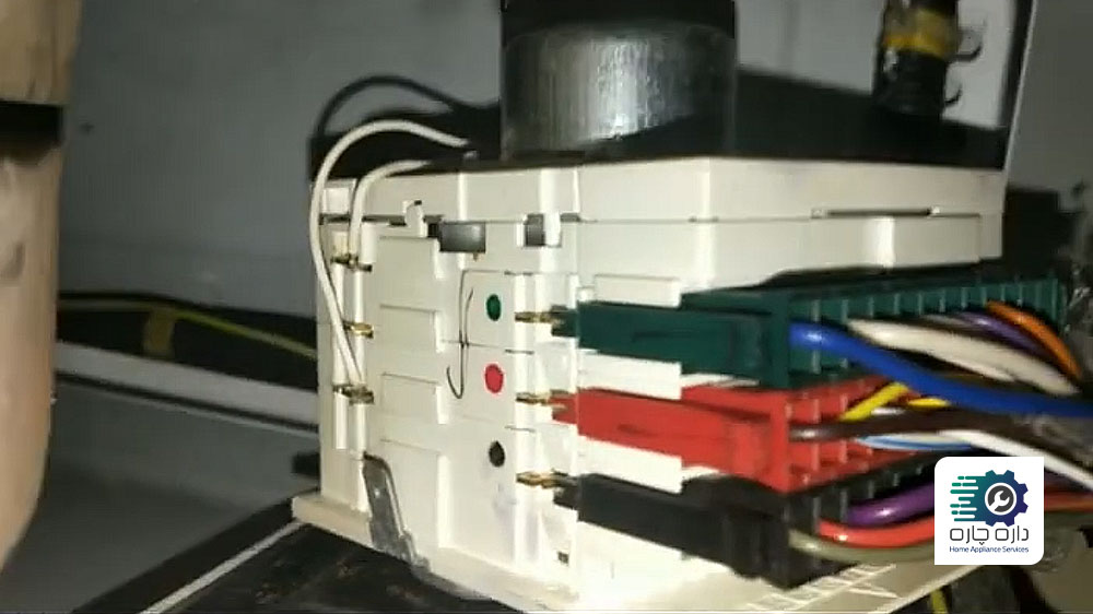 کانکتورهای تایمر ماشین لباسشویی در جای خود وصل شده اند