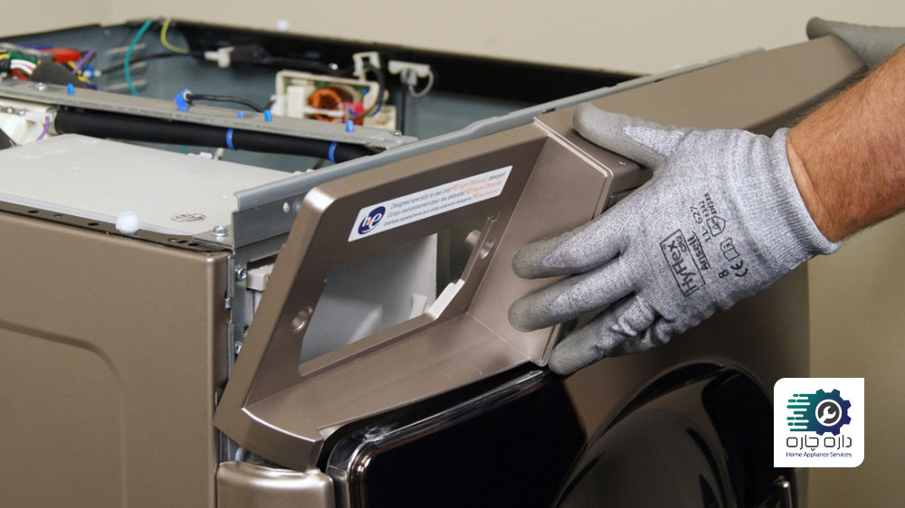 شخصی در حال نصب پنل جلویی ماشین لباسشویی