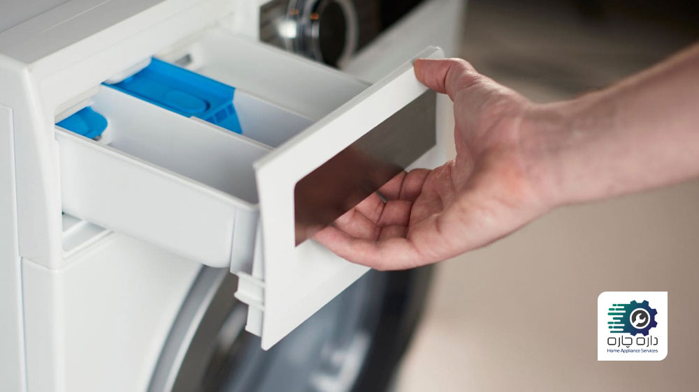 شخصی در حال جاگذاری کشوی شوینده ماشین لباسشویی