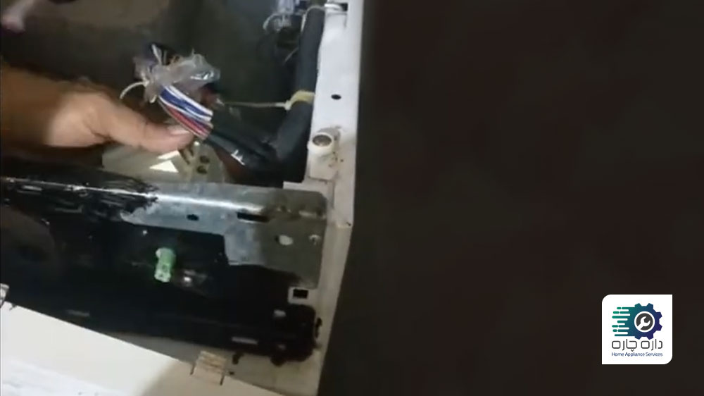 شخصی در حال نصب تایمر ماشین لباسشویی