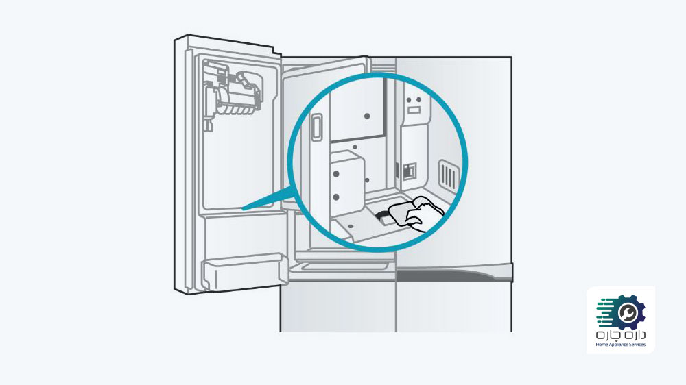 یک نفر در حال تمیز کردن دریچه یخ یخساز یخچال فریزر ال جی