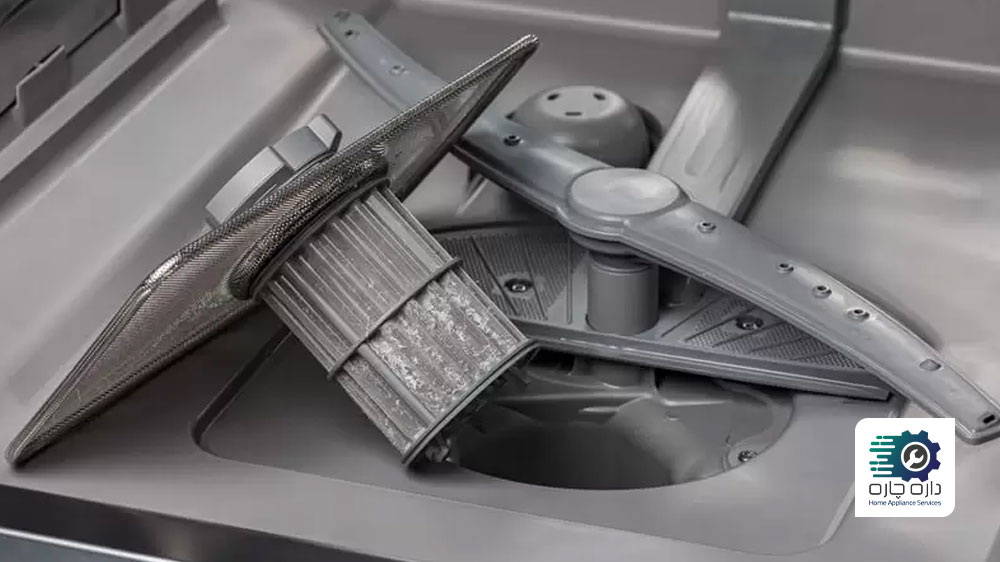 فیلتر ماشین ظرفشویی خارج شده و روی کف دستگاه قرار گرفته