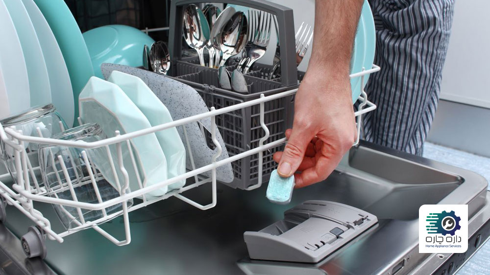 یک نفر در حال قرار دادن قرص در مخزن شوینده ماشین ظرفشویی