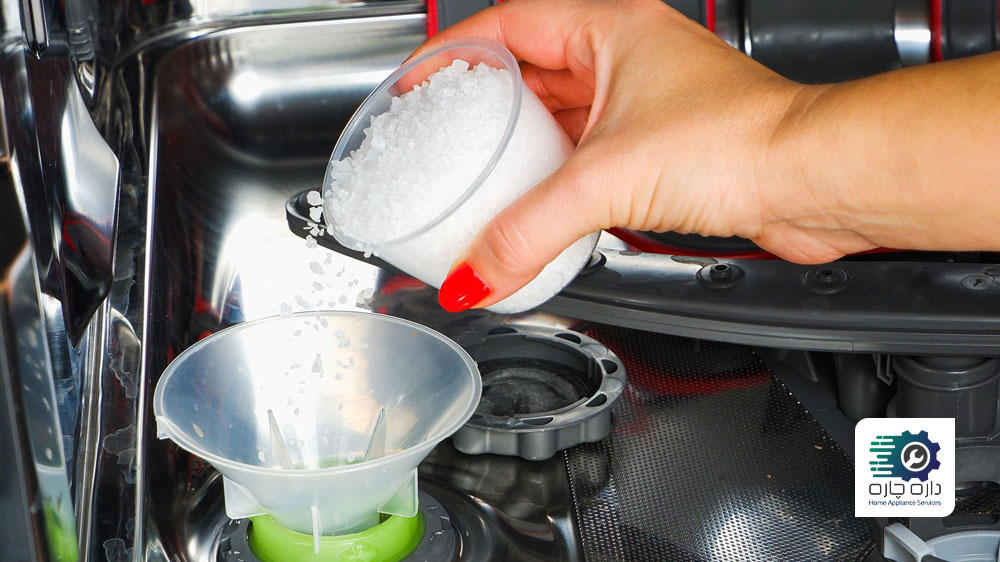 یک نفر در حال پر کردن نمک ماشین ظرفشویی