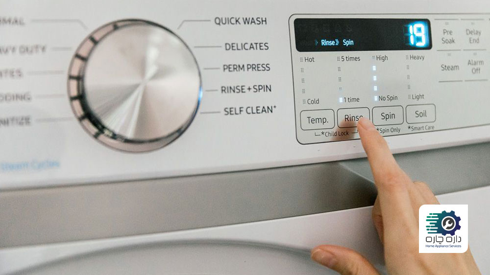 یک نفر در حال انتخاب چرخه شستشوی ماشین لباسشویی