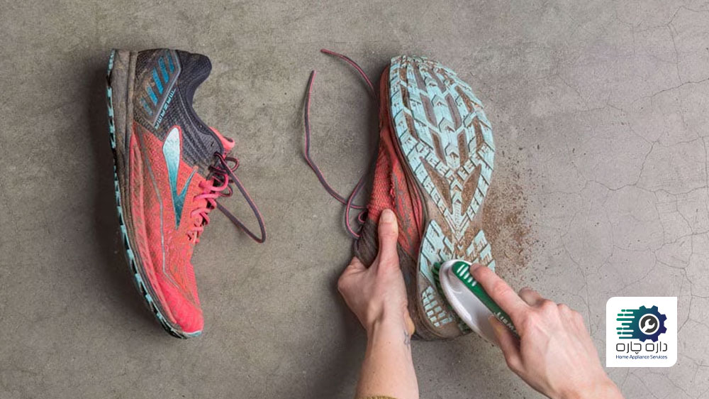 یک نفر در حال تمیز کردن گل کفش با فرچه