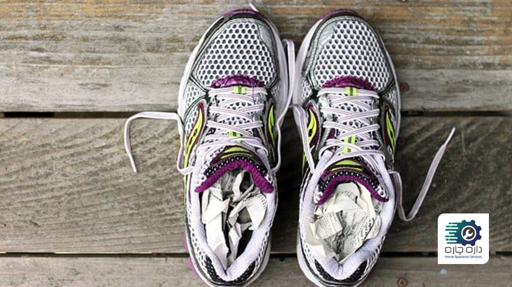 درون کفش ها روزنامه قرار داده شده و در بیرون گذاشته شده