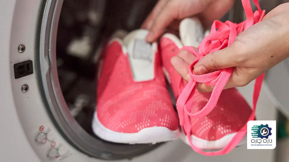 یک نفر بند کفش را درآورده و آن ها را جلوی ماشین لباسشویی گرفته