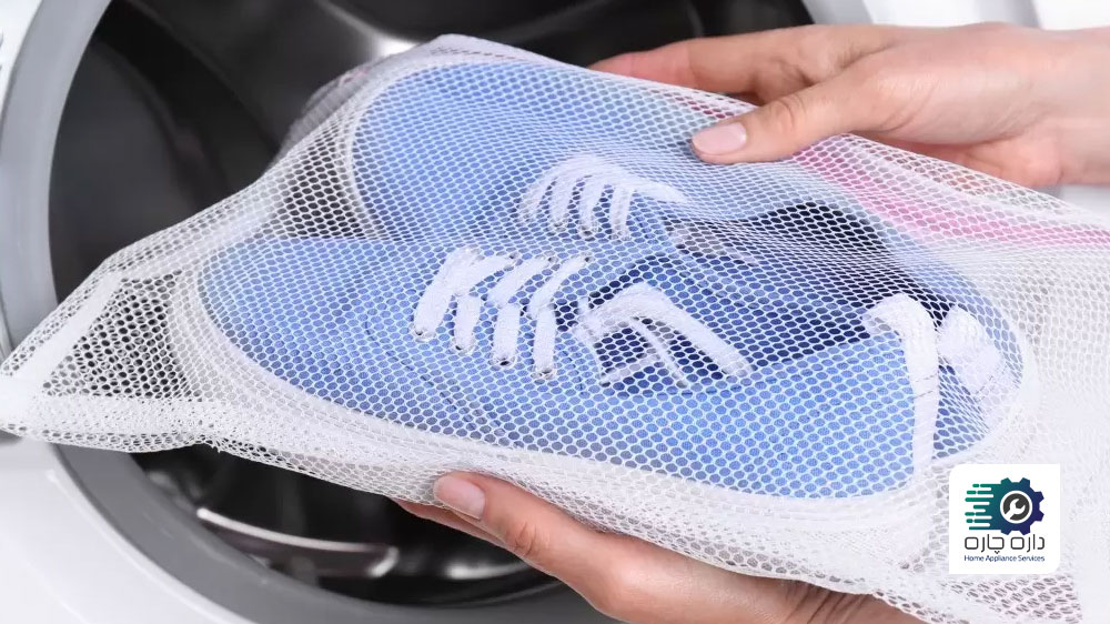 یک نفر کفش را در کیسه توری قرار داده و آن ها را در درام ماشین لباسشویی می گذارد.