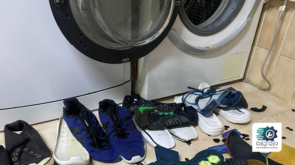 تعدادی کفش جلوی ماشین لباسشویی ریخته شده
