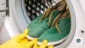 یک نفر در حال قرار دادن کفش در درام ماشین لباسشویی