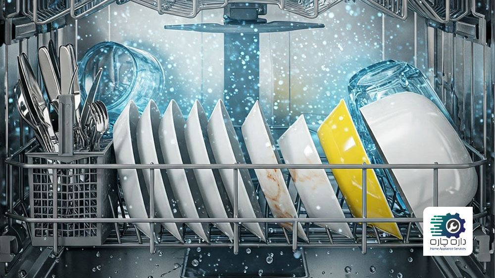 ظرف ها رد ماشین ظرفشویی قرار دارند و با آب سرد در حال شستشو هستند