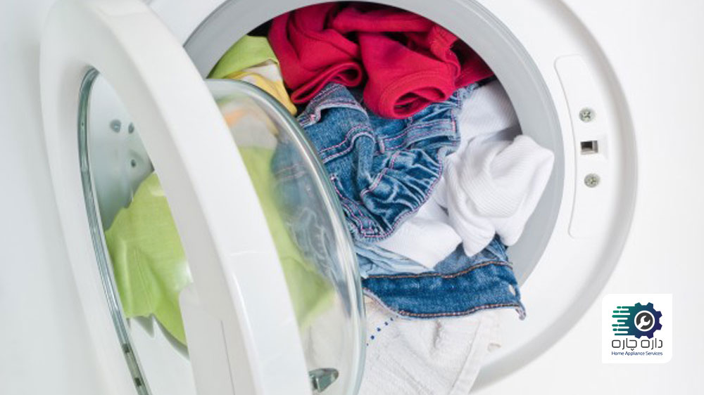 لباس های زیادی در ماشین لباسشویی و لای درب قرار گرفته