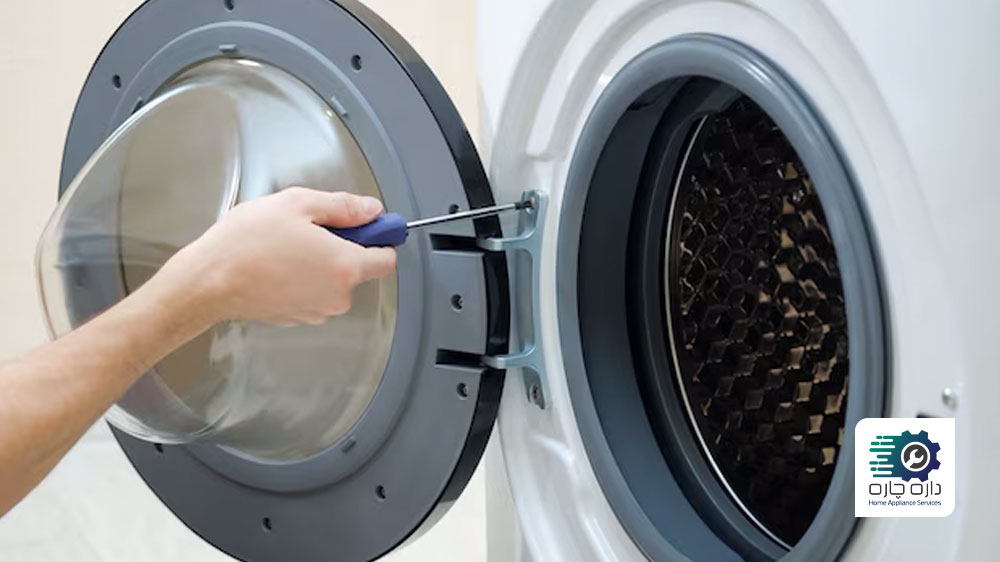 یک نفر در حال سفت کردن لولاهای درب ماشین لباسشویی