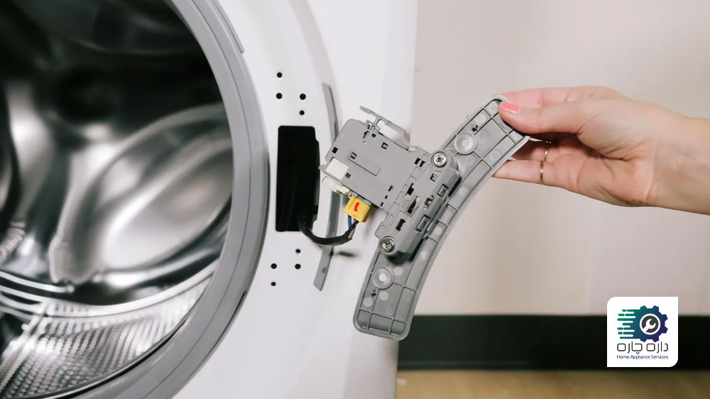 یک نفر قفل درب ماشین لباسشویی را در دست گرفته