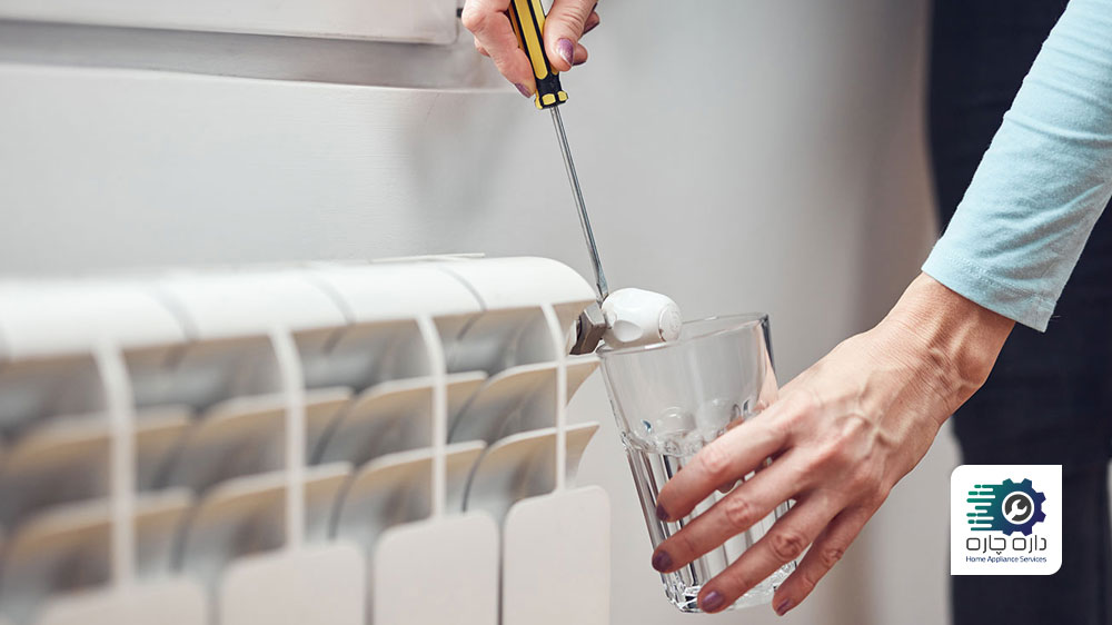 یک نفر در حال هواگیری کردن رادیاتور